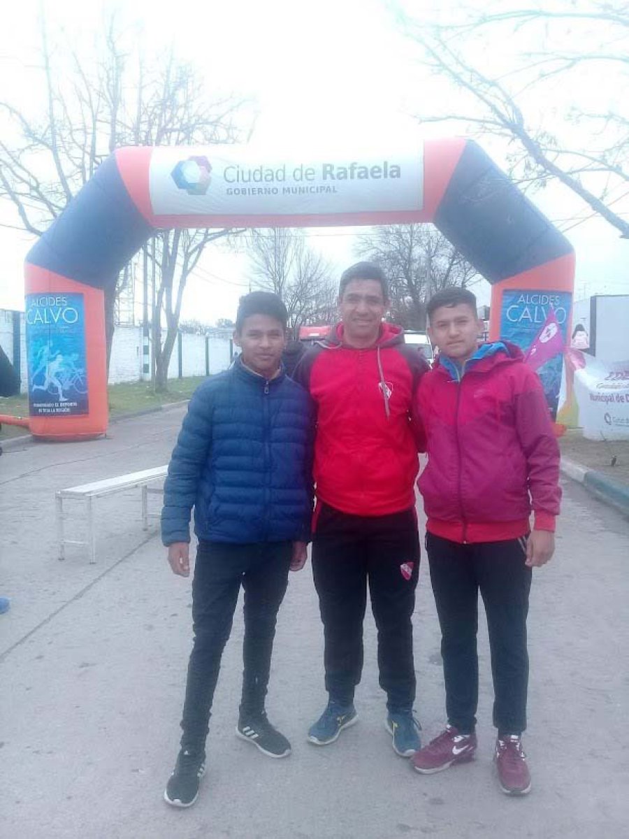FOTO PRENSA COMUNA// DESTACADOS.// Los atletas locales con su entrenador.