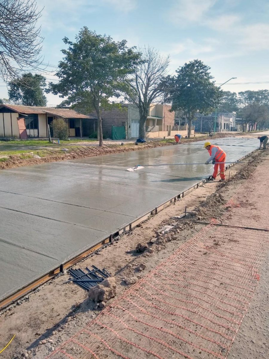 FOTO PRENSA COMUNA// PAVIMENTACION./ A buen ritmo avanzan los trabajos en la Av. San Mart&iacute;n.