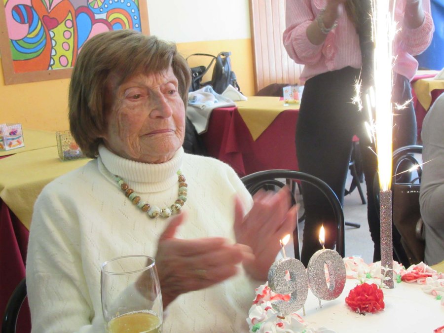 DELIA// En pleno festejo con la consabida torta de cumplea&ntilde;os.