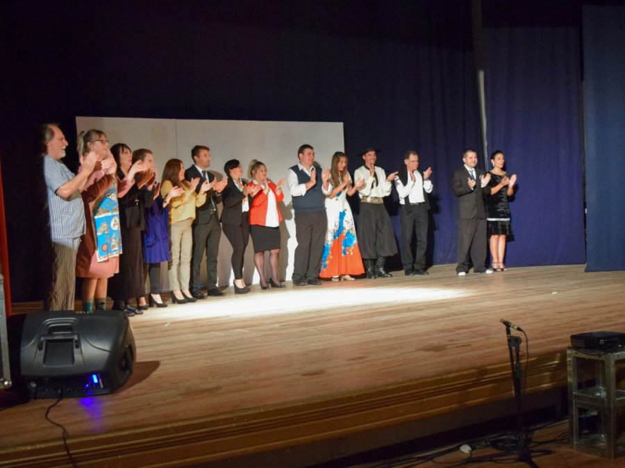 FOTO PRENSA COMUNA// HUMBERTO SE EXPRESA./ Director y elenco en el saludo final.