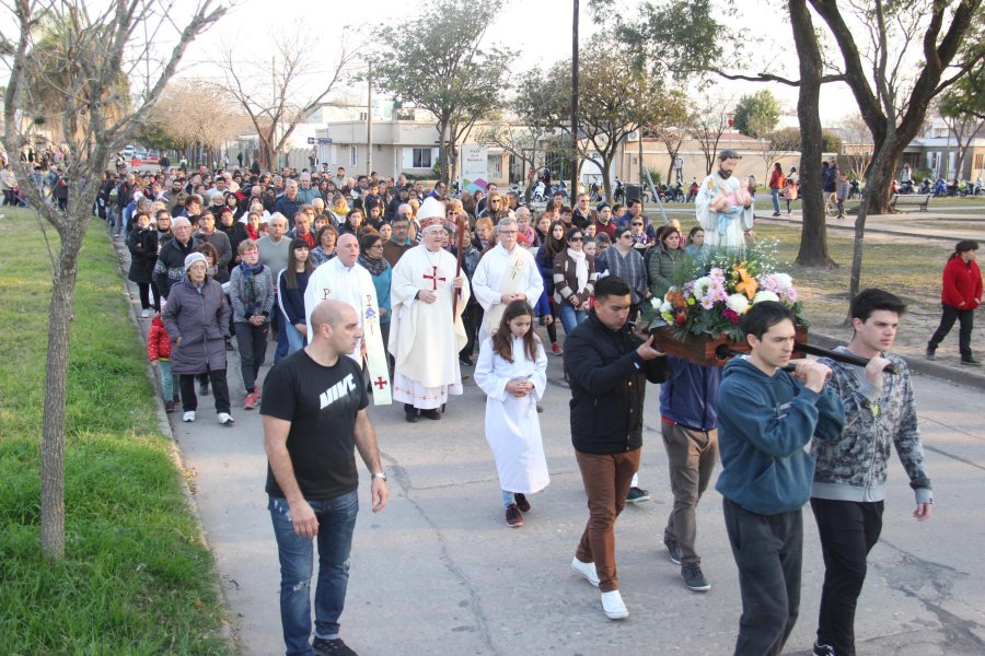 FOTO J. BARRERA// PROCESION./ La manifestaci&oacute;n de fe tuvo desarrollo por las calles del barrio.