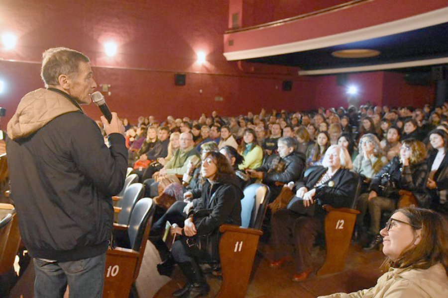 FOTO PRENSA MUNICIPAL ACTOR. Gustavo Garzón ofreció una charla al público que asistió a la proyección.  FOTO J. BARRERA DETALLES. El actor Gustavo Garzón al dar una conferencia de prensa para hablar del documental.
