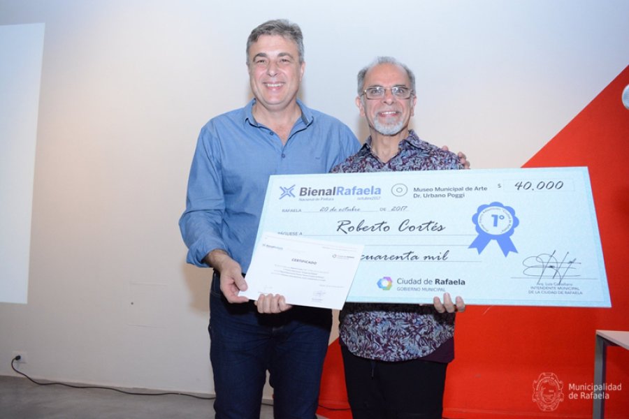 FOTO PRENSA MUNICIPAL EN 2017. El intendente Luis Castellano entreg&oacute; el 1&ordm; premio al ganador, Roberto Cort&eacute;s.