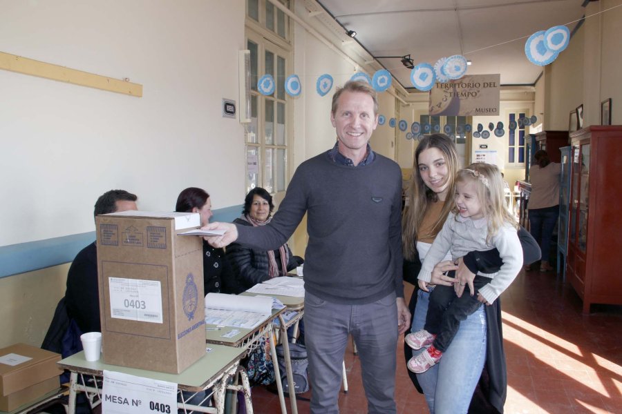 FOTO F. MELCHIORI// VOTACION./ Gonzalo Toselli, junto a su hija Delfina -que vot&oacute; por vez primera- y la m&aacute;s peque&ntilde;a, Malena. EN ORDEN./ El interior de uno de los establecimientos donde se vot&oacute;.