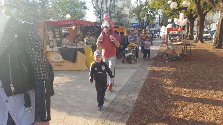 FOTO LA OPINION FERIA. Bajo el solcito del s&aacute;bado a la tarde y pese al viento algo molesto, los rafaelinos visitaron los puestos de los artesanos.