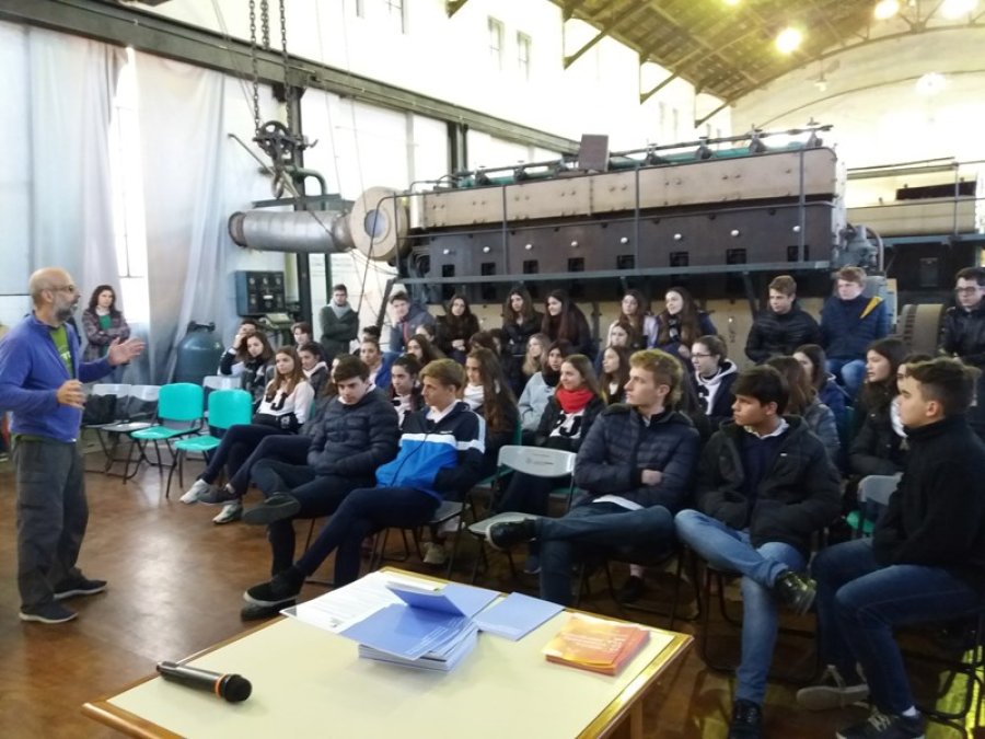FOTO PRENSA MUNICIPAL MARCELO SIGNORINI. El especialista del INTA y del CONICET durante la charla con los estudiantes.
