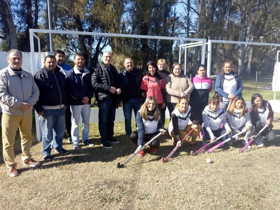 FOTO PRENSA AC// EN EL CLUB BELGRANO./ Las Panteras, su equipamiento y las autoridades.