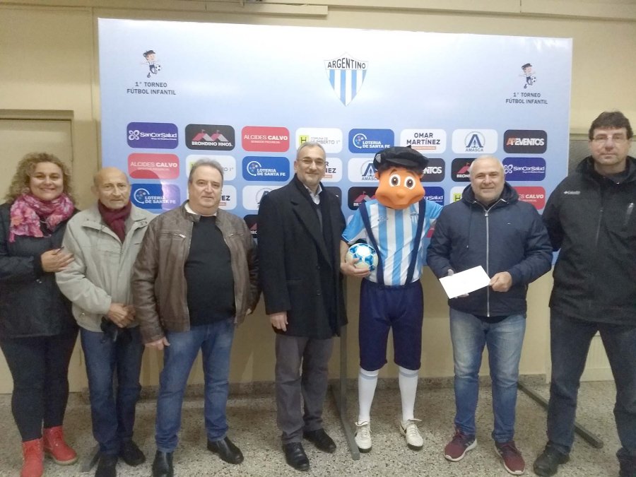 FOTO PRENSA AC// CON LA MASCOTA./ El senador y autoridades y directivos durante la presentaci&oacute;n.