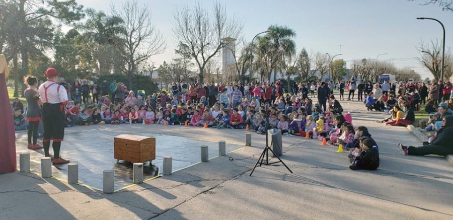 FOTO PRENSA COMUNA// FESTIVAL DE TEATRO./ Cada año la convocatoria se multiplica, avalando la validez del emprendimiento. VIVIENDAS// A buen ritmo  avanzan las cinco unidades habitacionales.