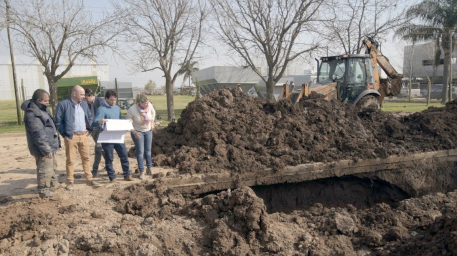 FOTO SCS// AMPLIACION./  Marcelo Airaldo y su comitiva visitando la obra que se ejecuta en San Vicente.