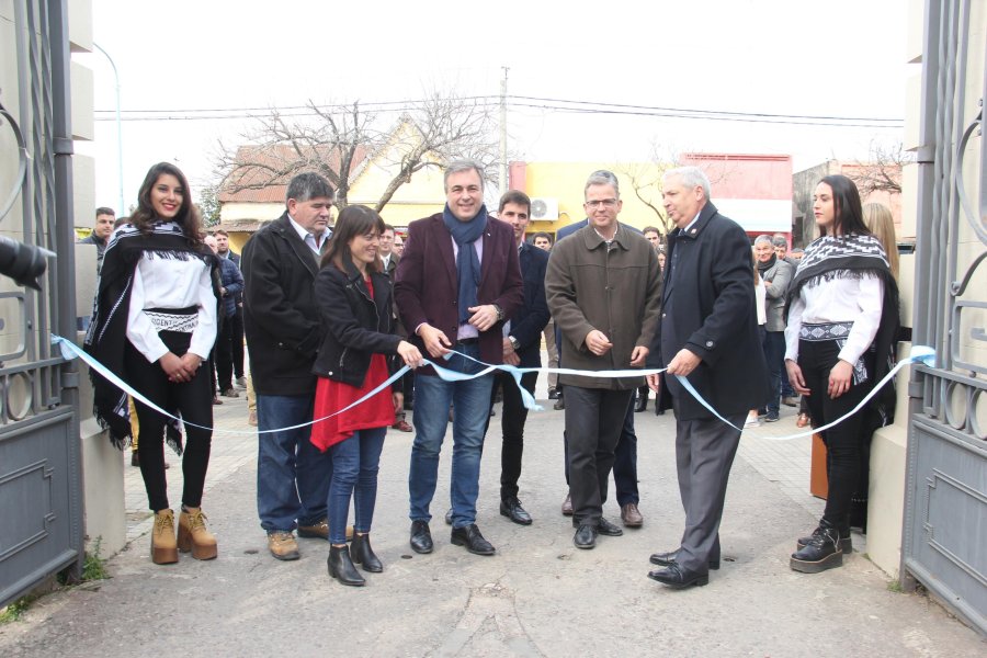 FOTO JORGE BARRERA ACTO DE APERTURA. El clásico corte de cinta en el predio, ubicado en Av. Brasil.   MAQUINARIAS. Las habituales máquinas que minan la Rural en estos días.   112ª EXPO. La Rural espera un buen número de personas durante el fin de sem