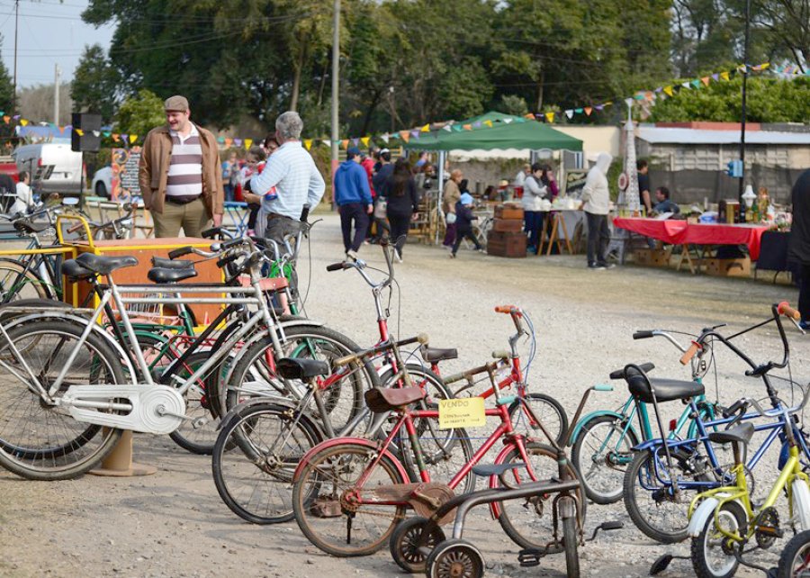 FOTO PRENSA MUNICIPAL MERCADO CLASICO. La propuesta se afianzó como un lugar de encuentro en barrio Sarmiento.  ATRACTIVO. La muestra de bicicletas antiguas captó la atención de los visitantes.
