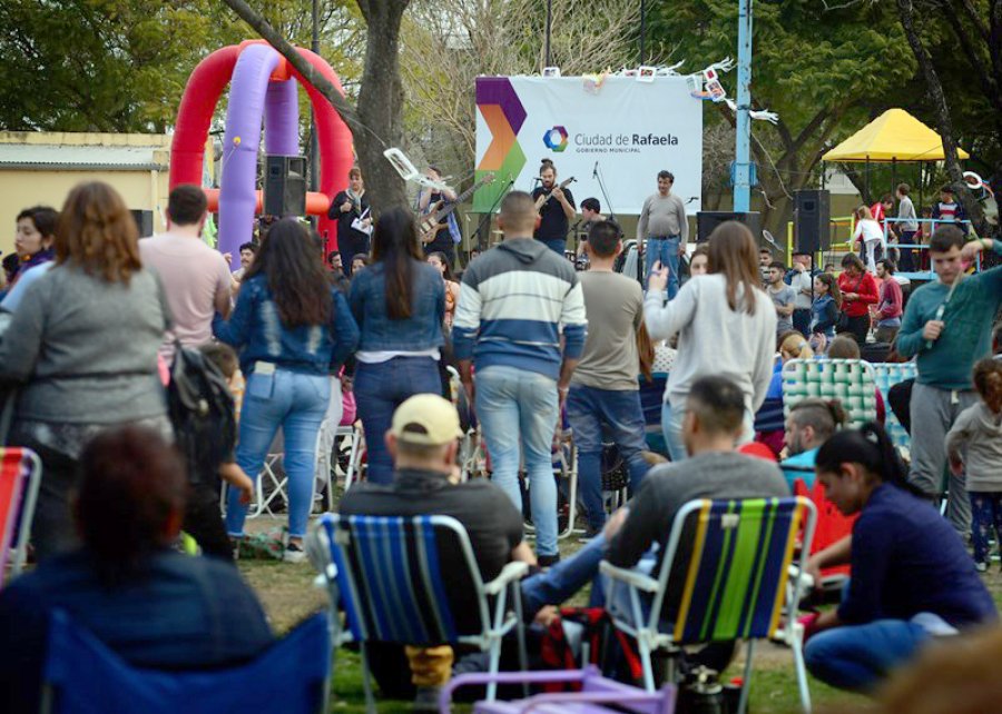 FOTO PRENSA MUNICIPAL FIESTA BARRIAL. En la plaza Sargento Cabral hubo m&uacute;sica, baile, juegos y artesanos.