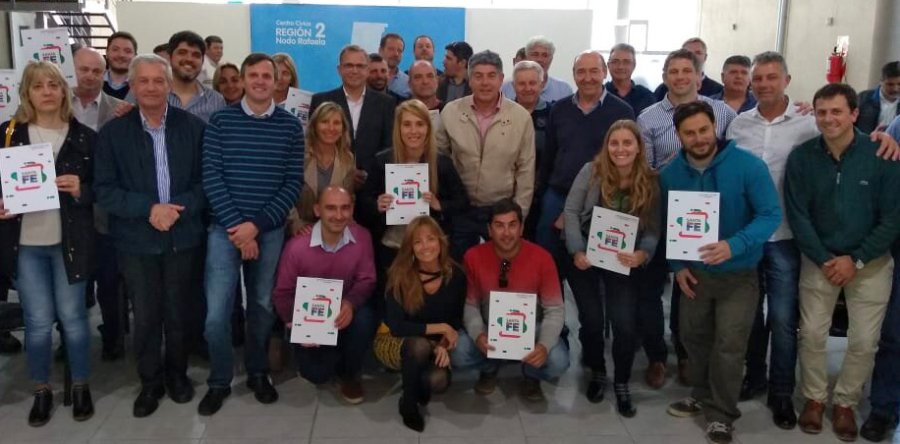 FOTO PRENSA NODO// ENTREGA./ Funcionarios y beneficiarios tras la realizaci&oacute;n del reciente acto.
