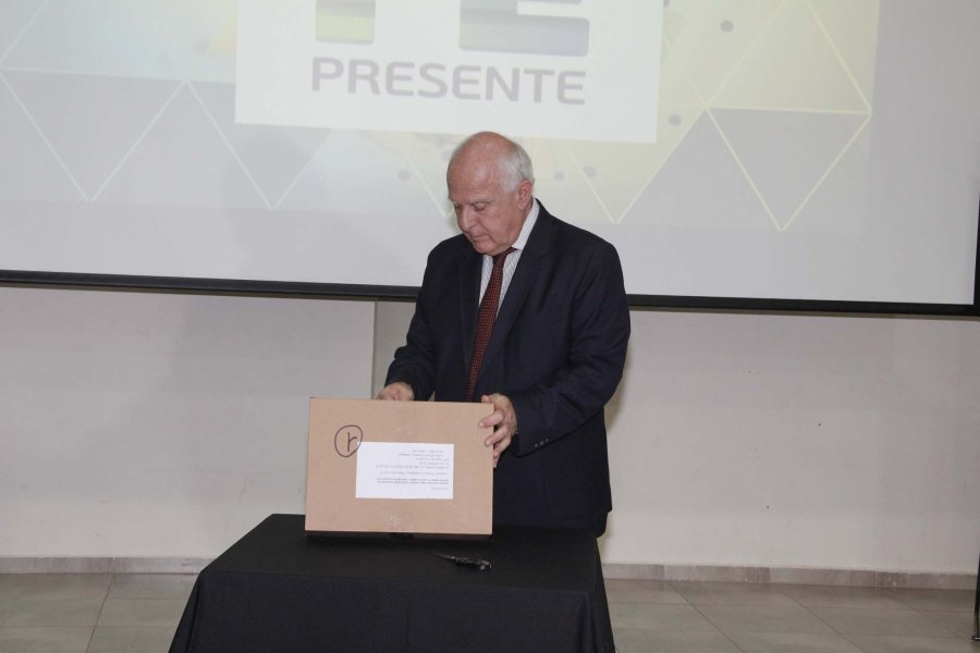 FOTO F. MELCHIORI// APERTURA DE OFERTAS./ Miguel Lifschitz procede a la apertura de un sobre. GONZALO TOSELLI/ El titular del Ejecutivo local abriendo una oferta.