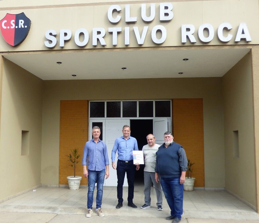 FOTO PRENSA OM// EN MARIA JUANA./ Momentos en que se efectiviz&oacute; el aporte al Centro de Jubilados. PRESIDENTE ROCA. En esta localidad fue beneficiado el Club Sportivo Roca.
