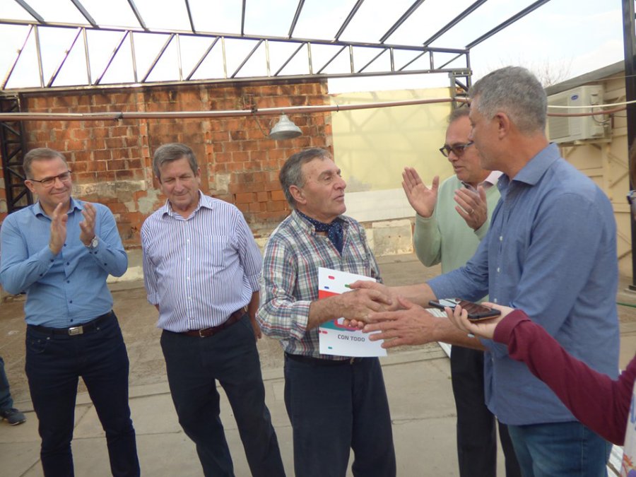 FOTO PRENSA OM// EN MARIA JUANA./ Momentos en que se efectivizó el aporte al Centro de Jubilados. PRESIDENTE ROCA. En esta localidad fue beneficiado el Club Sportivo Roca.