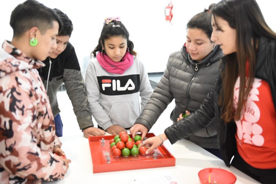 FOTO PRENSA MUNICIPAL EXPERIENCIAS. Los alumnos se animaron a jugar con la ciencia en el Viejo Mercado.