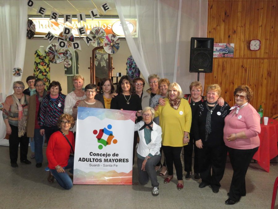 FOTO PRENSA MUNICIPALIDAD// DESFILE./ Uno de los momentos de la reciente muestra. ORGANIZADORES./ Integrantes del Consejo de Adultos Mayores suardense.