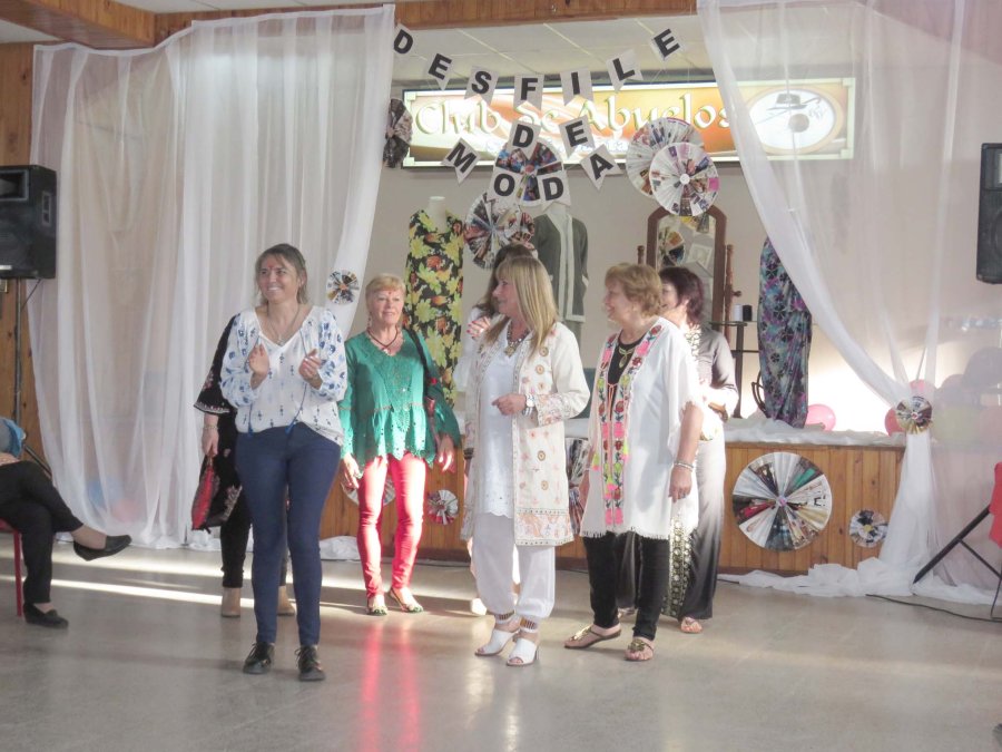 FOTO PRENSA MUNICIPALIDAD// DESFILE./ Uno de los momentos de la reciente muestra. ORGANIZADORES./ Integrantes del Consejo de Adultos Mayores suardense.