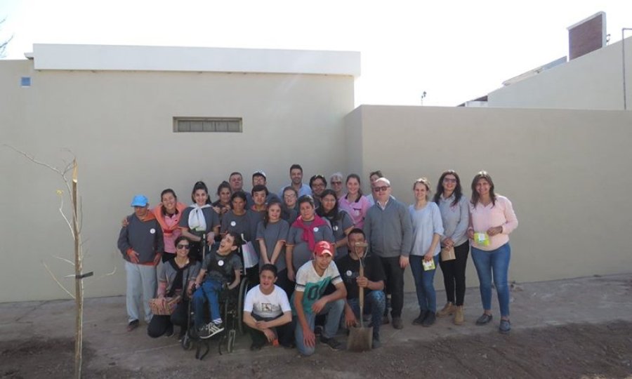 FOTO PRENSA MUNICIPALIDAD// PARTICIPANTES./ El grupo que intervino en la actividad de plantaci&oacute;n.