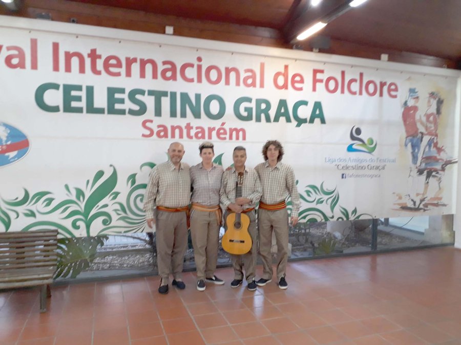 LOS RAFAELINOS./ Posando en el punto de acceso al festival Celestino Gar&ccedil;a.