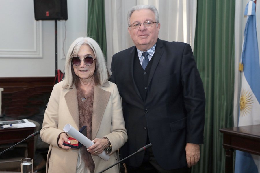 FOTO PRENSA UBA// DISTINCION./ Mar&iacute;a Kodama junto a Alberto Barbieri al recibir el galard&oacute;n.