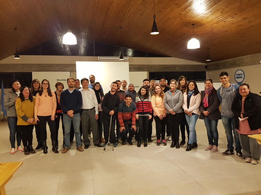 FOTO PRENSA COMUNA// EMPRENDEDORES./ El grupo que particip&oacute; del curso dictado por Molina. CON SEGHEZZO./ El titular comunal en la DPV. UADE./El contingente que concret&oacute; una visita.