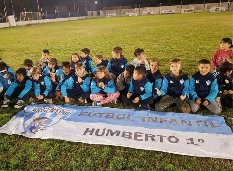 INFANTILES./ El equipo del club organizador.