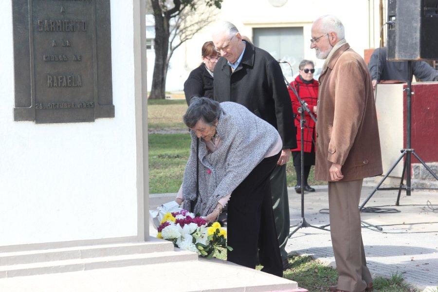 FOTO J. BARRERA// HOMENAJE A SARMIENTO./ Elda Barale, Julio Gayo y N&eacute;stor Piombi depositaron una ofrenda floral. EVOCACION.//Exalumnos de Nelia Caravario de Perlo recordaron a su maestra.