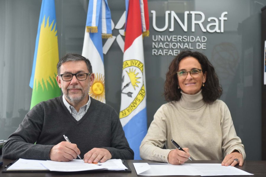 FOTO PRENSA UNRAF// CONVENIO./ Rub&eacute;n  Asc&uacute;a y Anal&iacute;a Peiretti al sellar el acuerdo.
