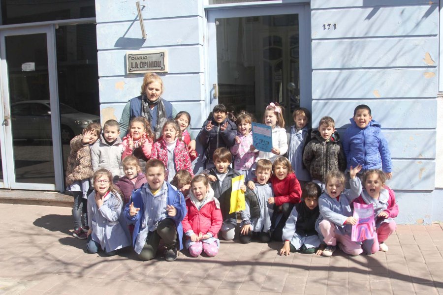 FOTO J. BARRERA/ INVITACION//Un grupo de alumnos con sus docentes nos visit&oacute; para convocar a la celebraci&oacute;n.