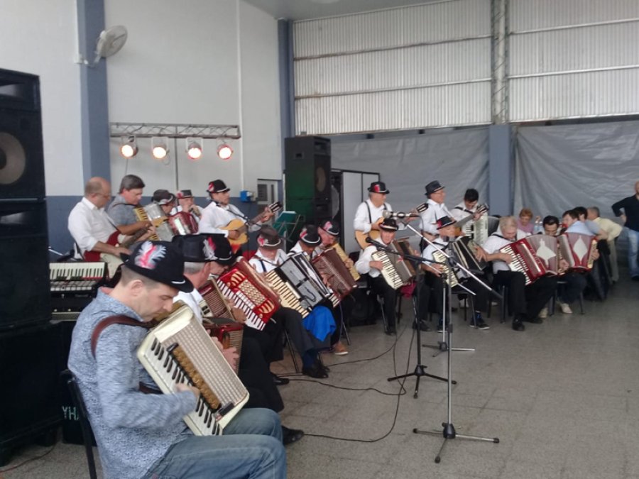 ACORDEONES SOLIDARIOS//El grupo que actu&oacute; el domingo en Bella Italia.