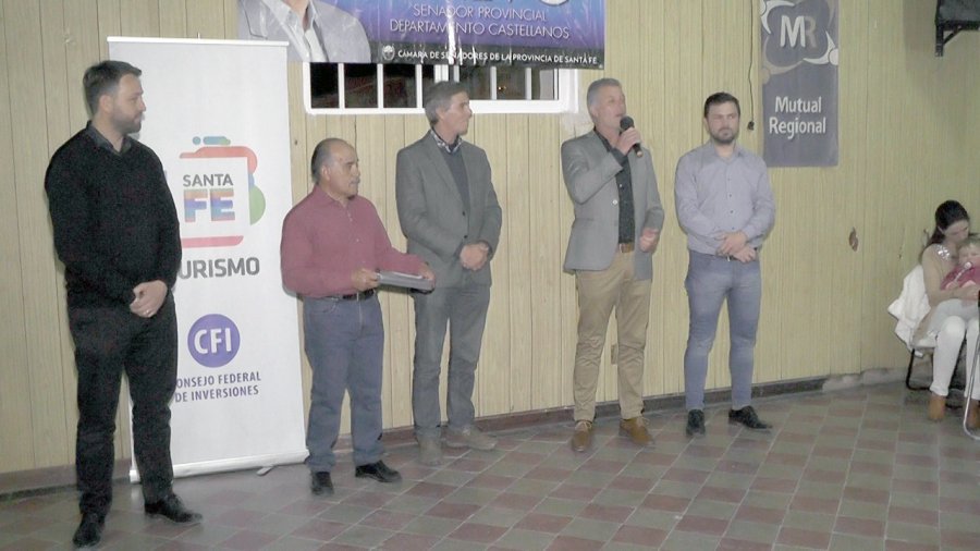 FOTO PRENSA OM// EN HUMBERTO./ En el comienzo de la propuesta deportiva. EN EGUSQUIZA./ El legislador provincial se dirige a la concurrencia.