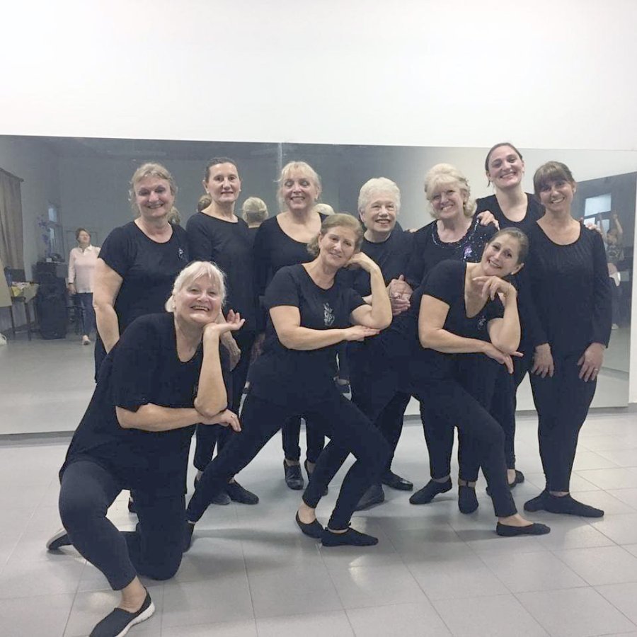 FOTO UMTE ACTUACION. Las integrantes del Taller de Danza Cl&aacute;sica para Adultos "&iquest;Quieres Bailar?".