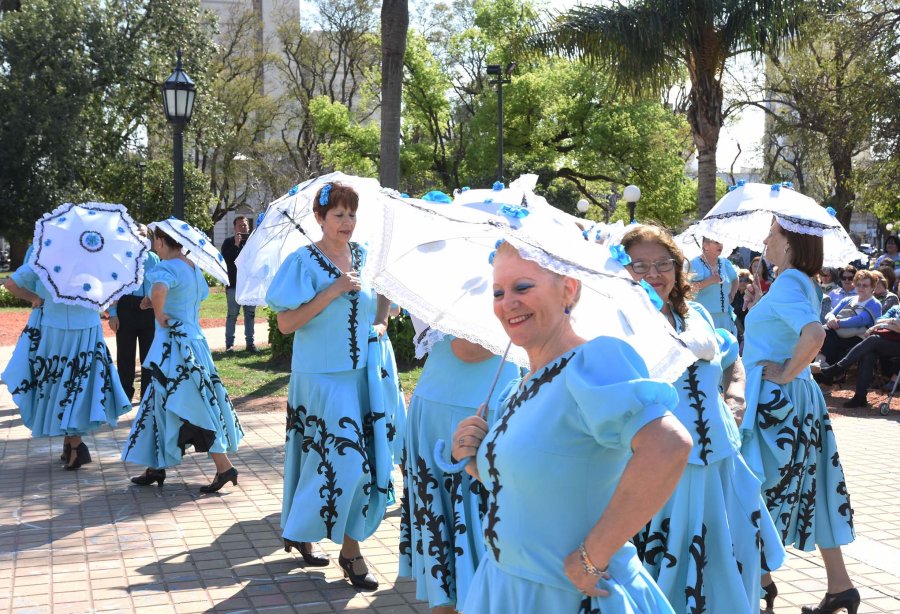 FOTO CP// CELEBRANDO LA VIDA./ El ballet  que actuar&aacute; en el acto de ma&ntilde;ana a las 10 en la Plaza.