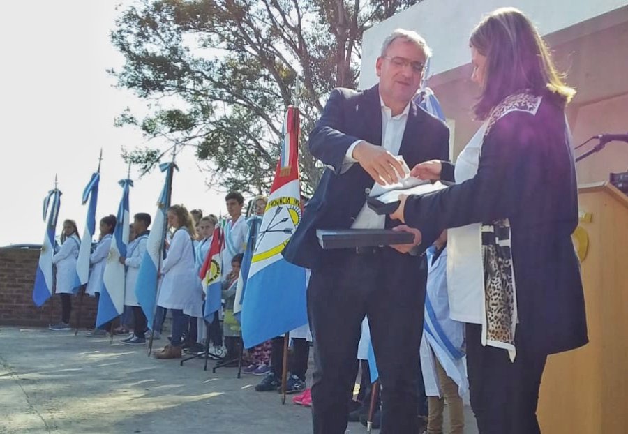 FOTO PRENSA AC// DECLARATORIA DE INTERES./ El legislador provincial la entreg&oacute; en manos de la directora del establecimiento.