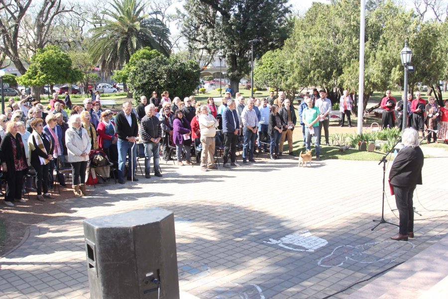 FOTO J. BARRERA// HIMNO NACIONAL./ La canci&oacute;n patria entonada con fervor inici&oacute; la celebraci&oacute;n. EN EL JACARANDA./ Evocaci&oacute;n ante la especie plantada por jubilados.