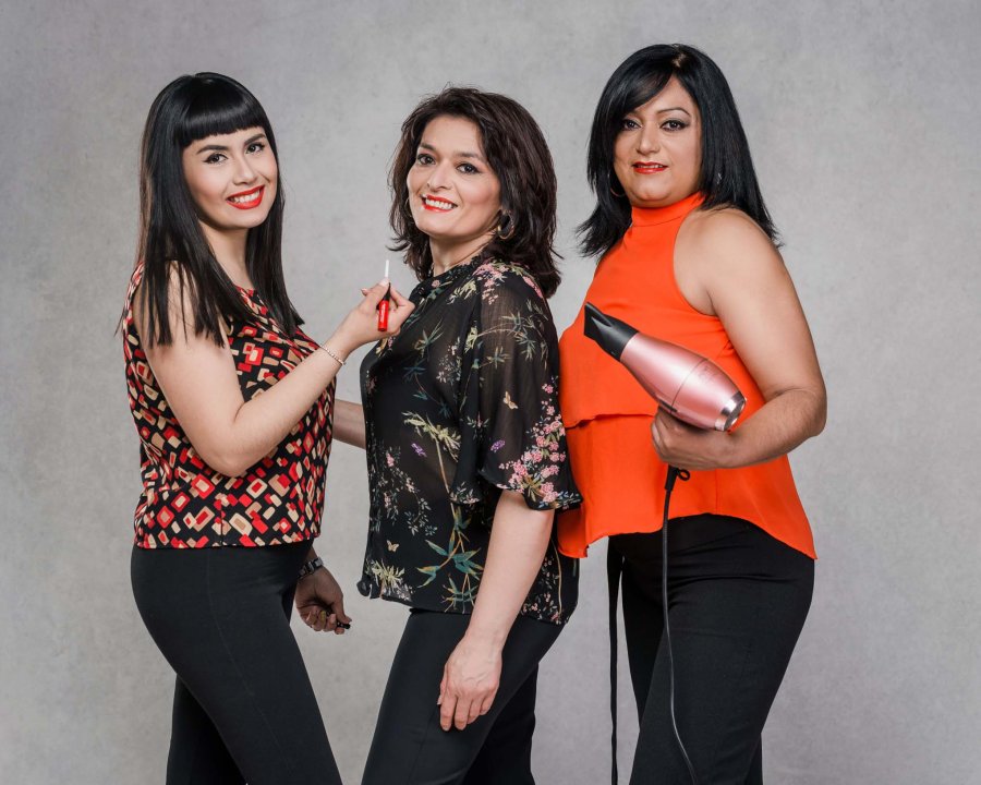 FOTO PRENSA PALOMA// SILVINA GUADALUPE OCAMPO DOMINGUEZ./ Propietaria y titular del sal&oacute;n que celebra dos d&eacute;cadas. ATENCION./ Silvina junto a Nelly y Noelia. CAPACITACION./ Silvina ama su profesi&oacute;n y apuesta a continuar capacit&aacute;ndose.