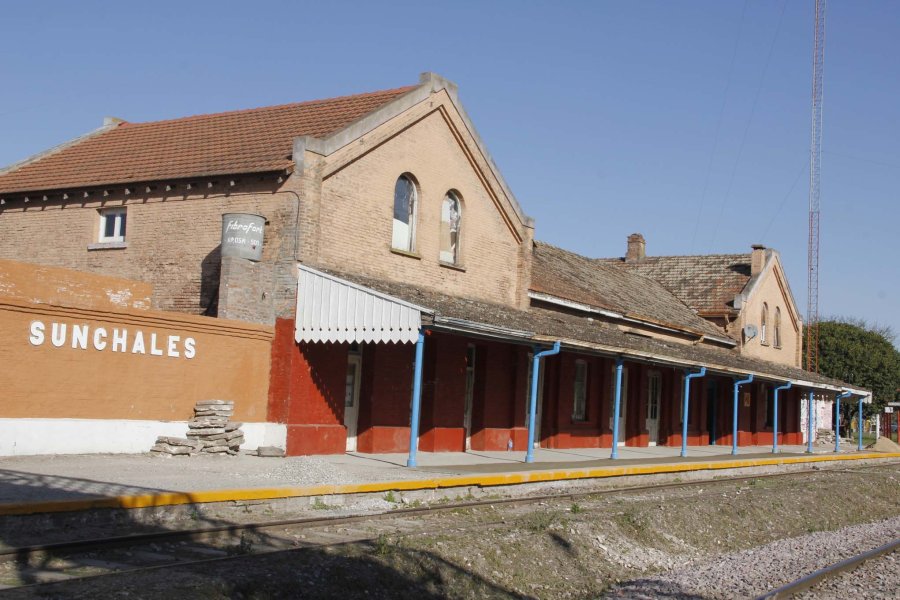 FOTO COMUNICACION// REUNION.// Un momento del encuentro celebrado el pasado jueves 19. ESTACION FERROVIARIA./ Contando nuevamente con el servicio recuperará su esplendor.