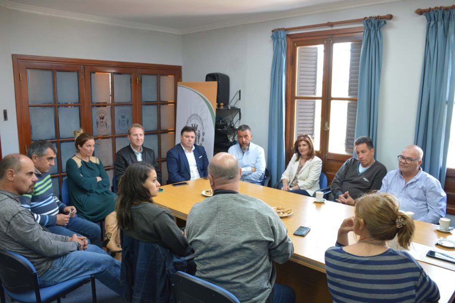 FOTO COMUNICACION// REUNION.// Un momento del encuentro celebrado el pasado jueves 19. ESTACION FERROVIARIA./ Contando nuevamente con el servicio recuperar&aacute; su esplendor.