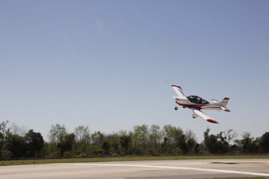 FOTO F. MELCHIORI// EMPRESARIOS./ Dario Bolatti acompa&ntilde;ado por los integrantes de AeroSun. WAMAN// Surcando cielos sunchalenses en el mediod&iacute;a sabatino. DECLARATORIAS DE INTERES./ Gabriel Montiel y Omar Mart&iacute;nez. H&eacute;ctor Ollocco, Alcides Calvo y Ferna