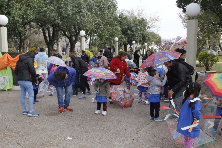 FOTO F.MELCHIORI// PARAGUAS POR LA PAZ./ Los  m&aacute;s peque&ntilde;os del nivel educativo se congregaron en la plaza Libertad.