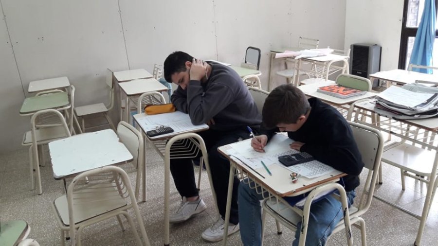 FOTO PRENSA ESCUELA// CERTAMEN./ Los dos alumnos respondiendo los problemas presentados en la instancia zonal.