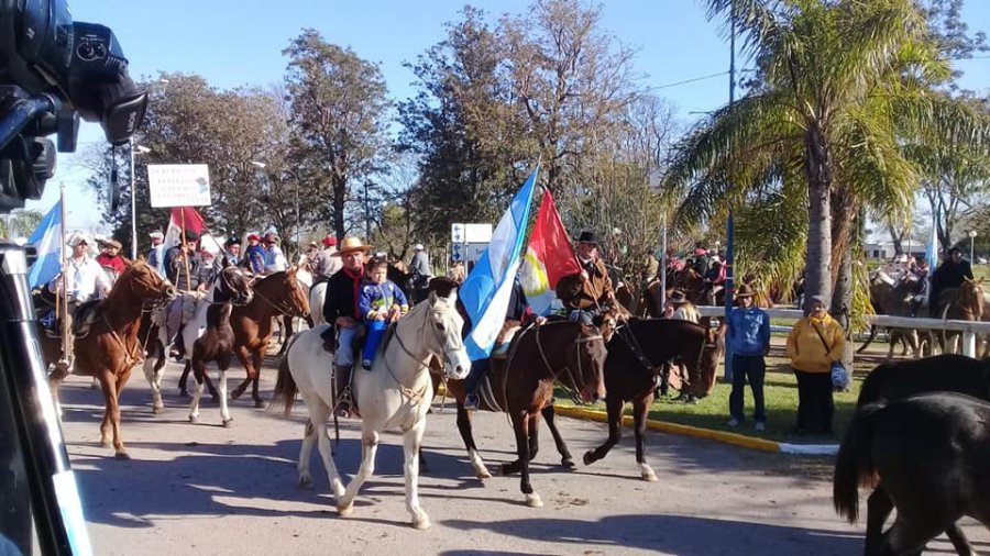 PEREGRINACION GAUCHA./ El grupo andando por las calles de Saguier.