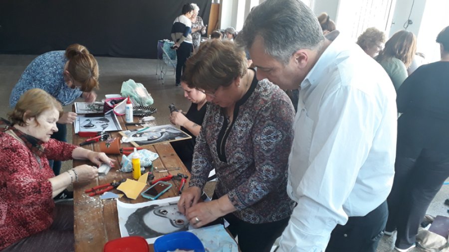FOTO CP// TALLER DE MOSAIQUISMO./ El jefe del Gobierno local se interes&oacute; por la actividad en el barrio San Mart&iacute;n.