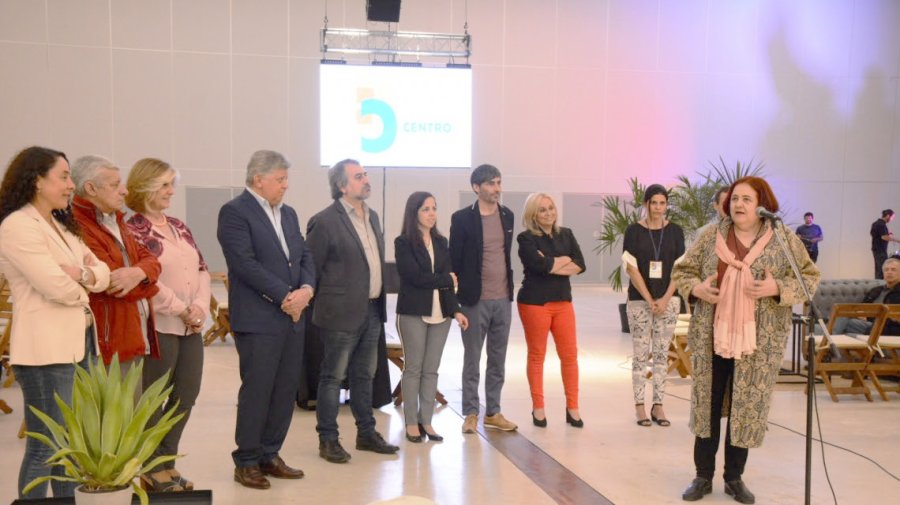 FOTO SCS DISE&Ntilde;O. Chiqui Gonz&aacute;lez al hablar en la apertura de la muestra en C&oacute;rdoba.