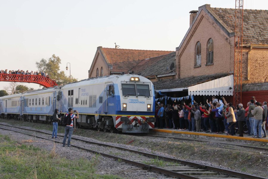 FOTO F. MELCHIORI// BIENVENIDA./ Pese a ser domingo y muy temprano el and&eacute;n y la pasarela lucieron abarrotados TREN./ Inequ&iacute;vocas expresiones de alegr&iacute;a por volver a contar con el servicio.