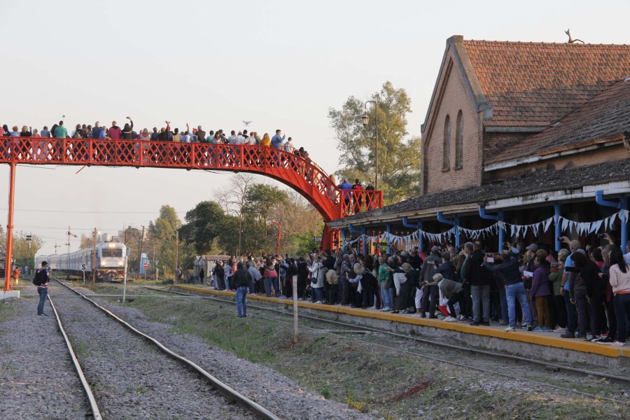 FOTO F. MELCHIORI// BIENVENIDA./ Pese a ser domingo y muy temprano el andén y la pasarela lucieron abarrotados TREN./ Inequívocas expresiones de alegría por volver a contar con el servicio.