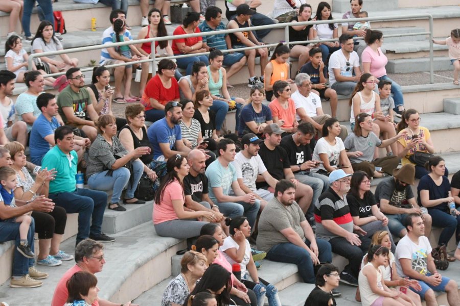 FOTO PRENSA MUNICIPAL PARTICIPACION. Los vecinos se acercaron masivamente al Anfiteatro "Alfredo Williner". INTENDENTE. Castellano se acerc&oacute; a saludar a los artistas y a conversar con los vecinos.